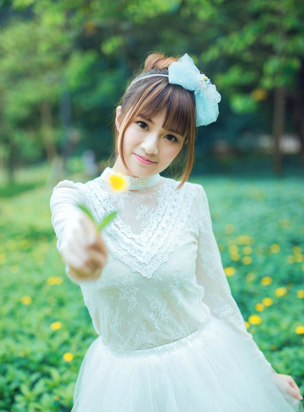 “原来如此。”伏德摇了摇头，苦笑道：“我是谁……我自己都快不记得了，我们这种人，是没有名字，只有代号，我乃夜凰卫，将军也可称我为死间，在来荆州的那一刻，就已经没有准备活着回去。”